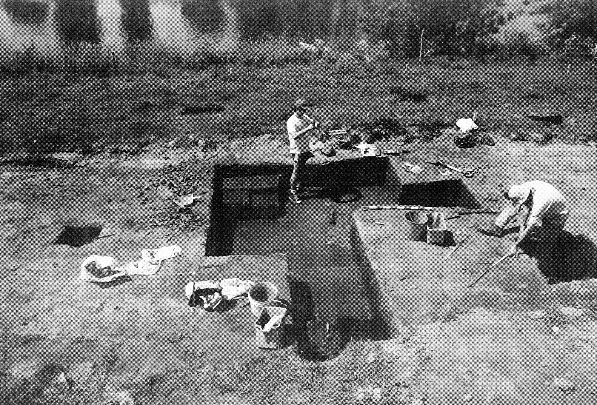 Des archéologues au travail sur un des sites de la rivière aux Brochets. (Source: Claude Chapdelaine, En remontant la rivière aux Brochets : cinq mille ans d'histoire amérindienne dans Brome-Missisquoi, Bedford, MRC de Brome-Missisquoi, 1996, p. 9.)