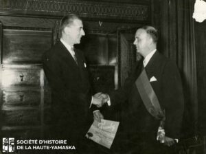 Pierre de Gaulle et Horace Boivin se serrent la main.