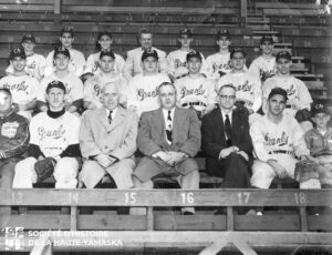 Portrait de groupe des Red Sox de Granby. Les joueurs, les dirigeants et le personnel de soutien sont photographiés dans des gradins. Présent sur la photo, au centre, Jérémia Duhamel.