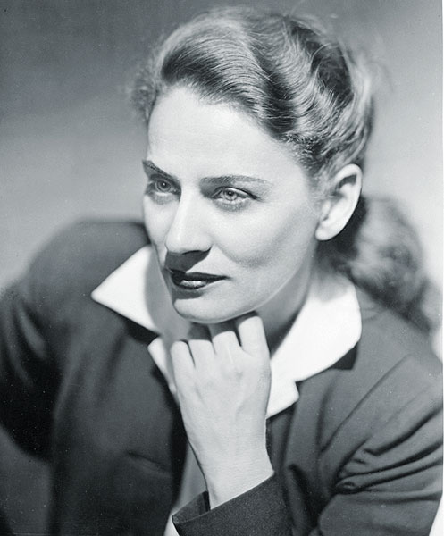 Gabrielle Roy en 1945. Source: Annette et Basil Zarov. (1945). Gabrielle Roy, par Zarov.[Photographie]. Fonds Gabrielle Roy (NL 22064), Bibliothèque et Archives Canada.