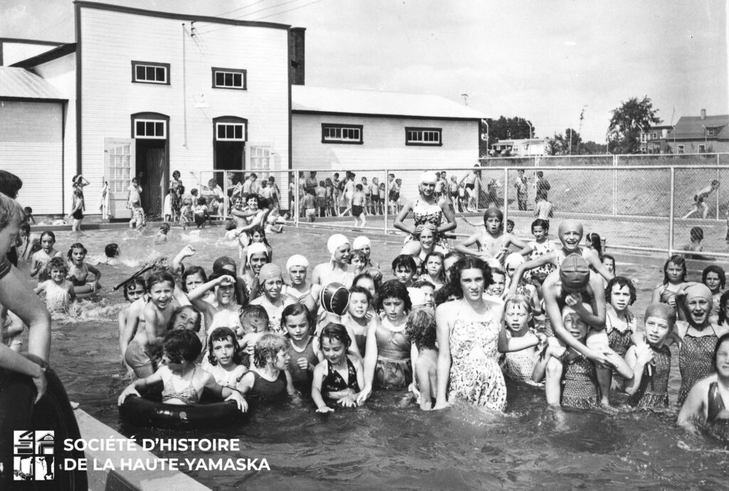 Groupe de baigneuses dans la piscine Horner.