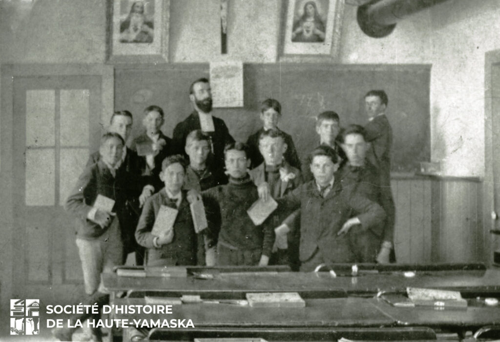 Un frère mariste avec ses élèves de l'école Saint-Bernardin.