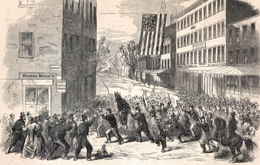 La victime, goudronnée et emplumée, subissait l’humiliation ultime d’être transportée à califourchon sur un rail, soumise à la vindicte populaire. C’est le triste sort qui attend le journaliste et conférencier John Mills. (Frank Leslie's Illustrated Newspaper, 31 août 1861, p. 256)