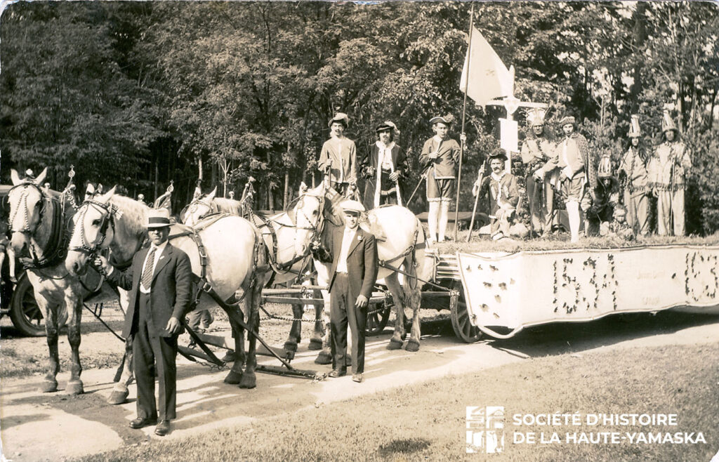 Le char allégorique des Chevaliers de Carillon commémorant l’arrivée de Jacques Cartier tel que présenté lors du défilé de 1934. (©SHHY, fonds Laurence Pauline Lasnier, P028)