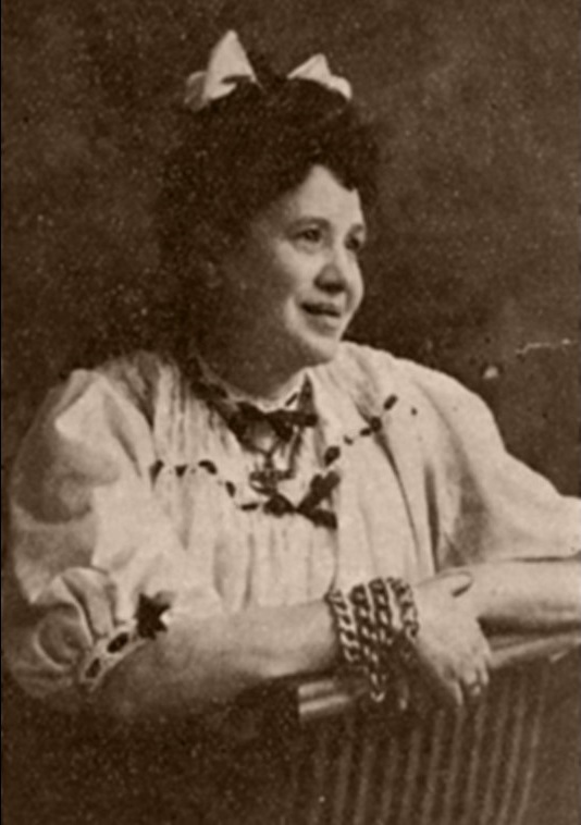 Marie-Louise Sirois-Cloutier, 1867-1920. Source: — Édouard-Zotique Massicotte, Athlètes canadiens-français. Recueil des exploits de force, d’endurance, d’agilité, des athlètes et des sportsmen de notre race, depuis le XVIIIe siècle, Montréal, Librairie Beauchemin, 1909, p. 209.