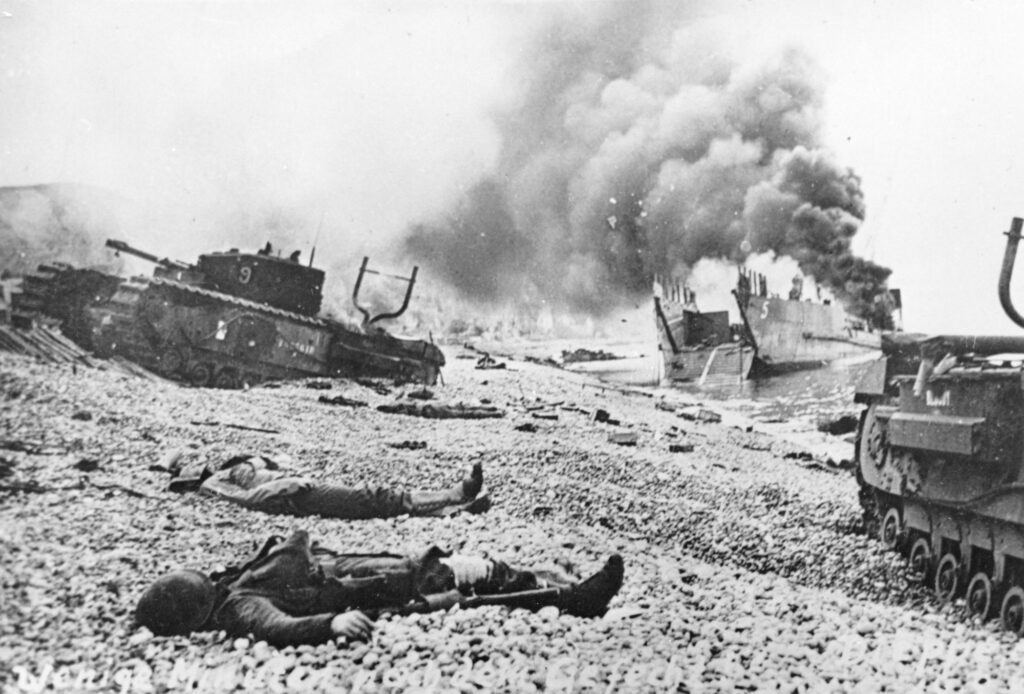 Des 907 soldats canadiens morts au cours du raid sur Dieppe, en août 1942, 119 font partie des Fusiliers du Mont-Royal. (Wikicommons)