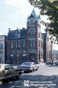 L'ancien bureau de poste de Granby. Quelques voitures circulent dans la rue Dufferin.