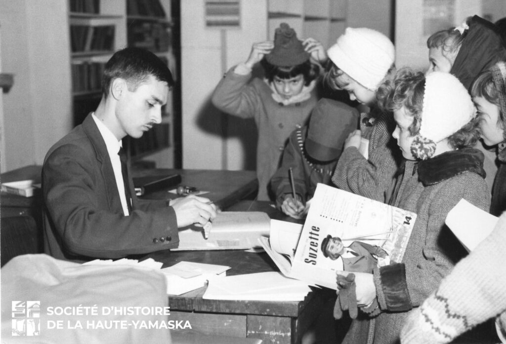 Sise dans l’ancien bureau de poste, la bibliothèque municipale de Granby est populaire auprès des jeunes. (©SHHY, collection Photographies Granby et région, P070-S27-SS17-SSS1-D1-P1)