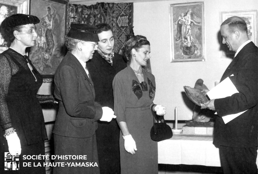 Le maire Horace Boivin inaugure une exposition à la Maison des arts, en compagnie de quatre femmes.