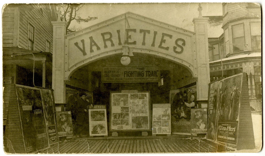 Façade du cinéma Varieties. Plusieurs affiches présentent des films.