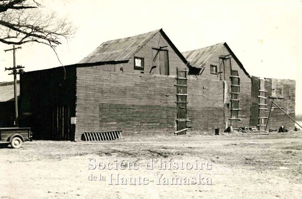 La glacière Robert, vers 1948. (© Société d’histoire de la Haute-Yamaska, P070,027,SS3,SSS7,D1,P1)