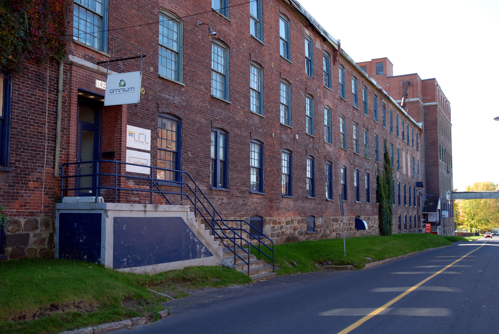 L’un des plus vieux édifices de l’Imperial Tobacco construit en 1896, situé rue Cowie. Fermé en 1971, le nouveau propriétaire offre ses locaux en locations à diverses entreprises, artisans et artistes.