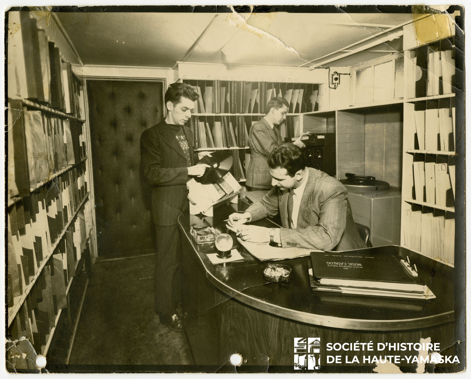 Maurice Dubois, Wilfrid Lemoyne et Jean-Pierre Comeau dans la discothèque de CHEF vers 1945